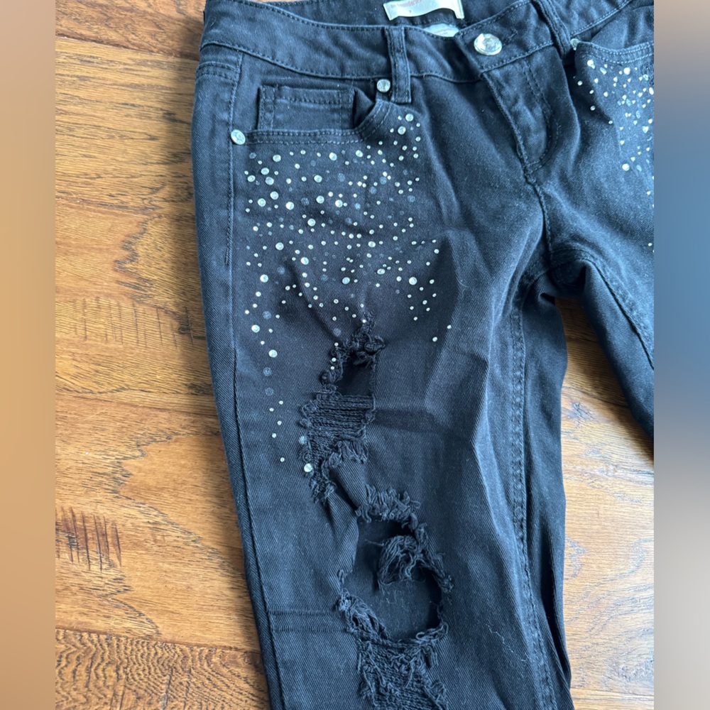 No Boundaries Black Distressed Rhinestone
Jeans‎